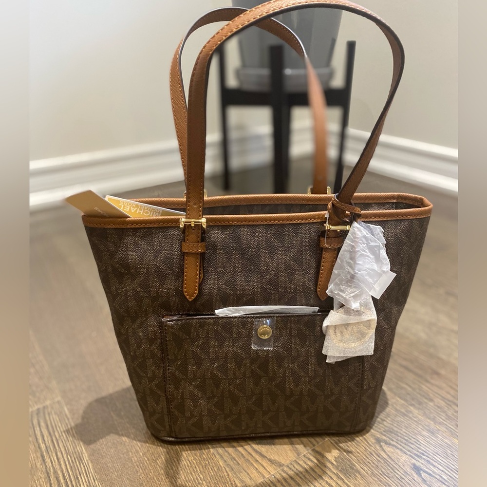 Signature Jet Set Item Michael Kors purse Medium Top Zip Snap Pocket Tote